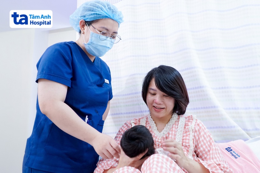 điều dưỡng hướng dẫn chị hoa cách chăm sóc bé sinh non