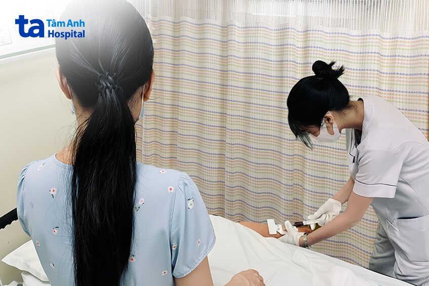 điều dưỡng thực hiện lấy máu xét nghiệm