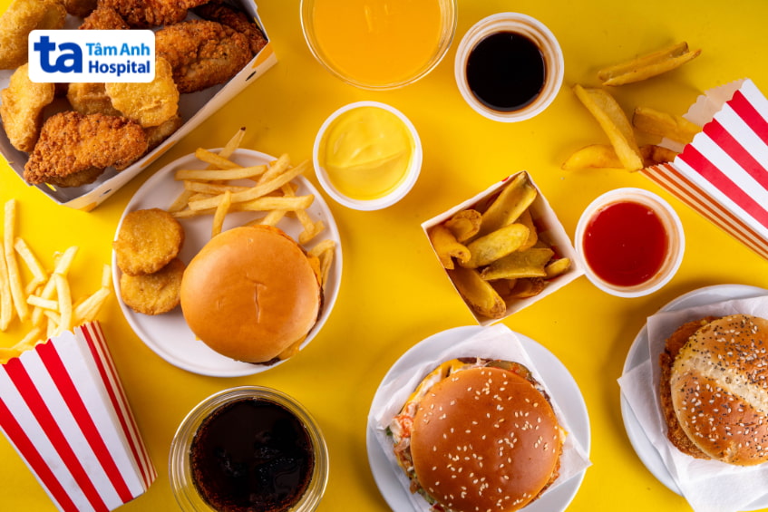 Bàn ăn nhiều món chiên rán và thức ăn nhanh, nguyên nhân dễ gây sỏi túi mật cholesterol
