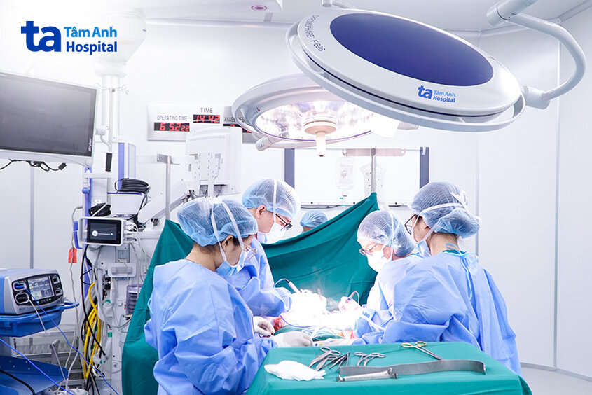 đội ngũ bác sĩ đầu mặt cổ đang phẫu thuật