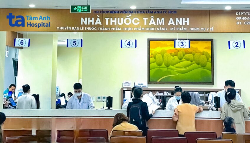 đội ngũ dược sĩ tận tâm chăm sóc khách hàng