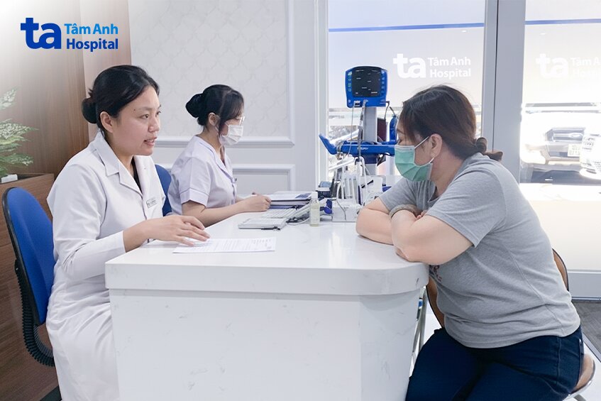 dược sĩ hướng dẫn bệnh nhân dùng thuốc