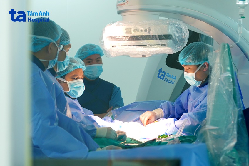 Êkíp can thiệp tái thông mạch cho người bệnh