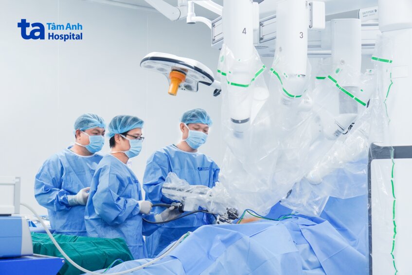 ekip bác sĩ cùng robot hỗ trợ