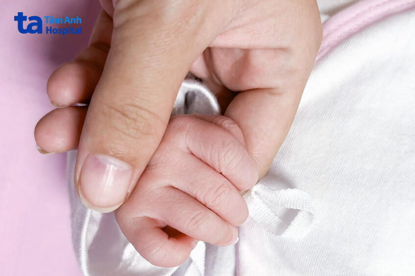 em bé chào đời hạnh phúc