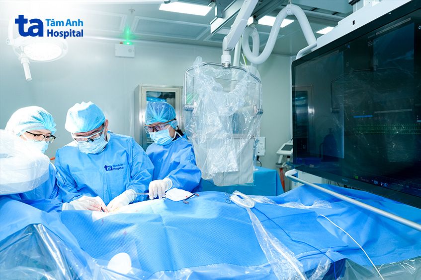 Giáo sư Võ Thành Nhân (giữa) cùng ê kíp can thiệp đặt máy tạo nhịp cho bệnh nhân