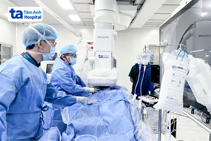 TTND.GS.TS.BS Võ Thành Nhân - Giám đốc Trung tâm Tim mạch Can thiệp, BVĐK Tâm Anh TP.HCM (thứ 2 từ trái qua) và ekip thực hiện thay van động mạch chủ qua ống thông cho người bệnh