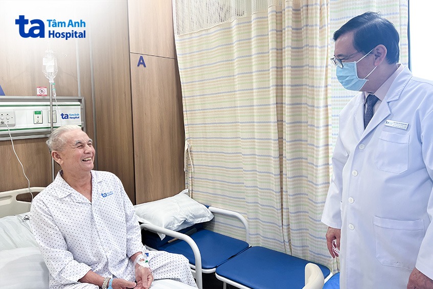 giáo sư võ thành nhân hỏi thăm sức khỏe ông quýnh vào ngày thứ hai sau can thiệp. ảnh_ minh huyền