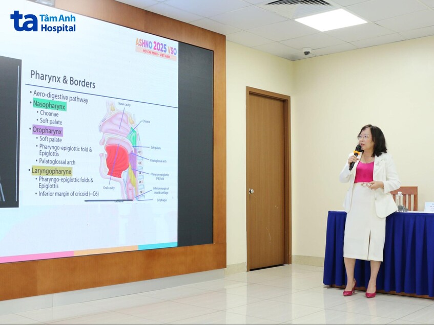 GS Chung Thủy trình bày chủ đề: “Cập nhật hiểu biết về giải phẫu vùng thanh quản từ trong ra ngoài”