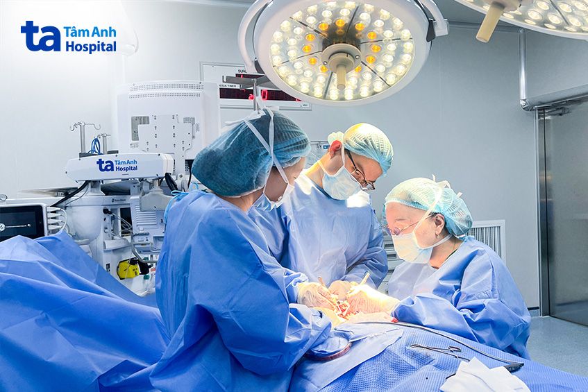 GS Chung Thủy mổ cho bệnh nhân