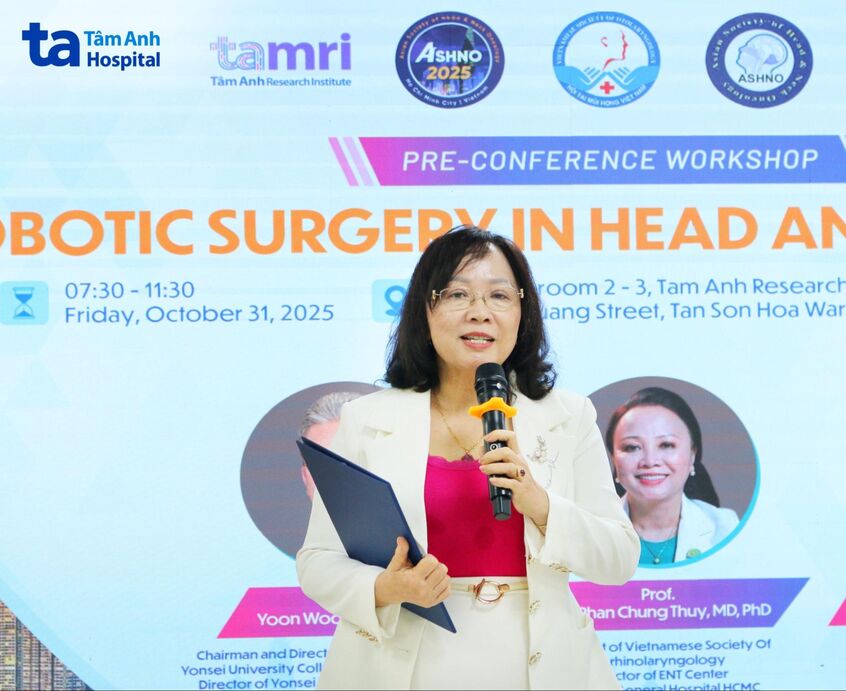 GS Chung Thủy, Chủ tịch Hội Tai Mũi Họng Việt Nam, Giám đốc Trung tâm Tai Mũi Họng, Bệnh viện Đa khoa Tâm Anh TP HCM, phát biểu khai mạc hội thảo