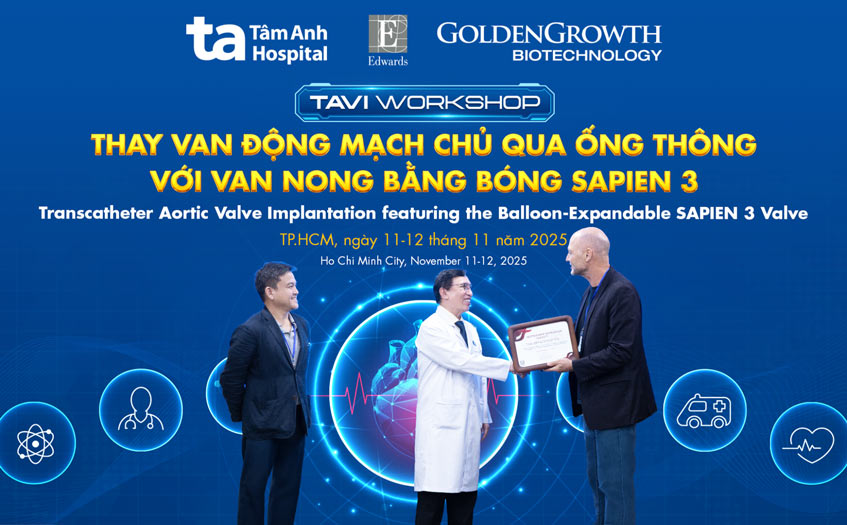GS.TS.BS Albert Markus Kasel - Trưởng khoa Can thiệp tim cấu trúc, Bệnh viện Đại học Zurich, Thụy Sĩ, chuyên gia quốc tế về can thiệp van tim và TAVI cũng là Proctor toàn cầu của Edwards Lifesciences (ngoài cùng bên phải), trao chứng nhận TAVI cho GS.TS.BS Võ Thành Nhân (giữa) Giám đốc Trung tâm Tim mạch Can thiệp, Bệnh viện Đa khoa Tâm Anh TP.HCM