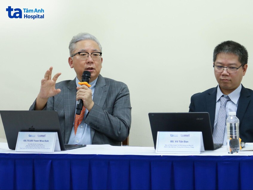 GS.TS.BS Yoon Woo Koh, Tổng Thư ký Hiệp hội Phẫu thuật Đầu cổ Nội soi và Robot Quốc tế; Chủ nhiệm Bộ môn Tai Mũi Họng, Giám đốc Trung tâm Ung thư Đầu và Cổ, Trường Y Đại học Yonsei, Seoul, Hàn Quốc chia sẻ kinh nghiệm tại hội thảo
