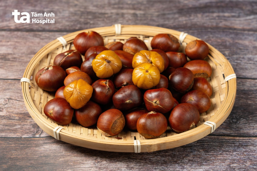 Hạt dẻ hấp chín được bày trên mẹt tre, thực phẩm giàu dinh dưỡng tốt cho phụ nữ mang thai