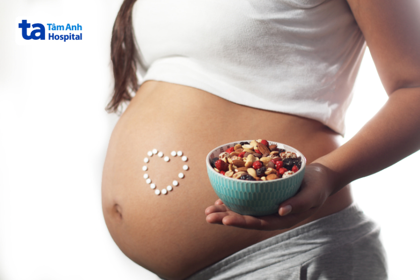 Mẹ bầu cầm tô hạt dinh dưỡng tổng hợp với trái cây khô, tốt cho sức khỏe và phát triển thai nhi