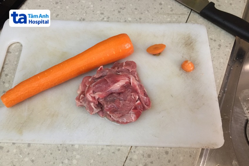 hình ảnh ngộ độc thức ăn do lây nhiễm chéo, rau, củ, quả thường được sơ chế đơn giản, không đủ nhiệt để tiêu diệt vi khuẩn lây lan từ thịt, từ đó làm tăng nguy cơ mắc bệnh