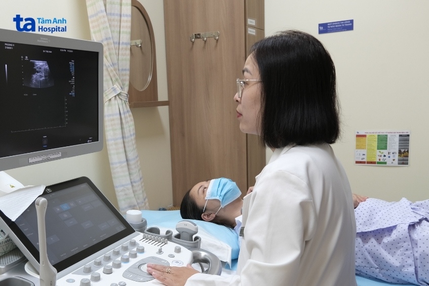 khách hàng đang được siêu âm tuyến giáp