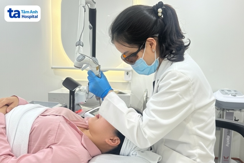 khách hàng xóa xăm môi tại tâm anh