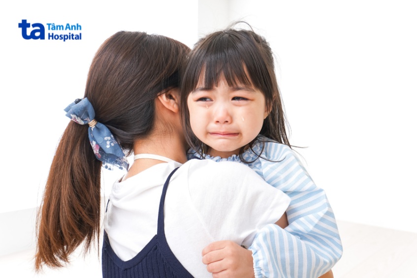 khi chăm sóc trẻ bị trúng thực, phụ huynh nên trấn an, không bắt ép trẻ ăn_uống nếu vẫn còn dấu hiệu nôn mửa