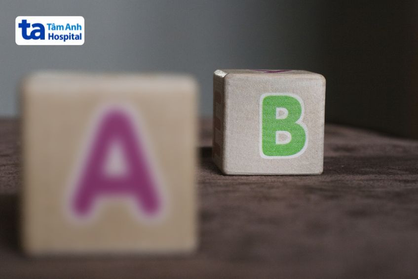 Nhìn gần bị mờ và cảm thấy mệt mỏi