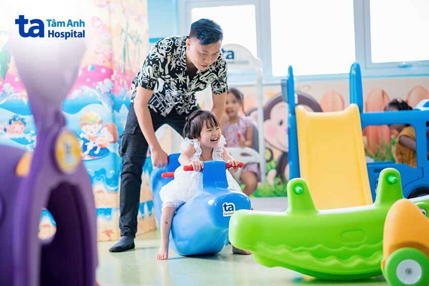 Không gian thăm khám thiết kế thân thiện, tươi sáng với khu vực vui chơi, tạo cảm giác thoải mái cho trẻ