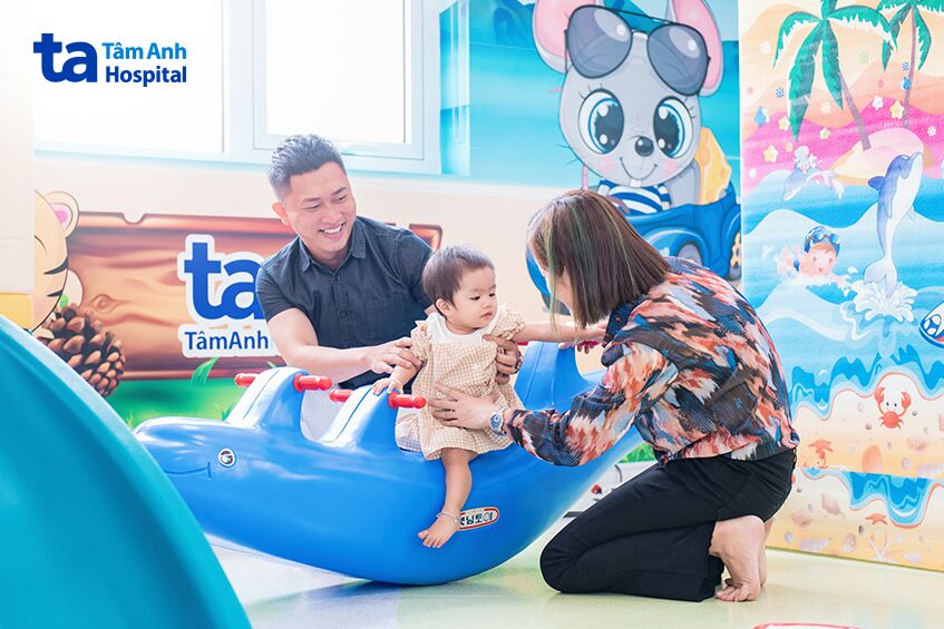 Khu vực khám Nhi được thiết kế thân thiện, tươi sáng, có khu vui chơi riêng, tạo cảm giác thoải mái cho trẻ