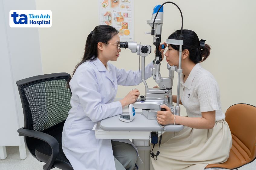 Kiểm tra đáy mắt cho một khách hàng