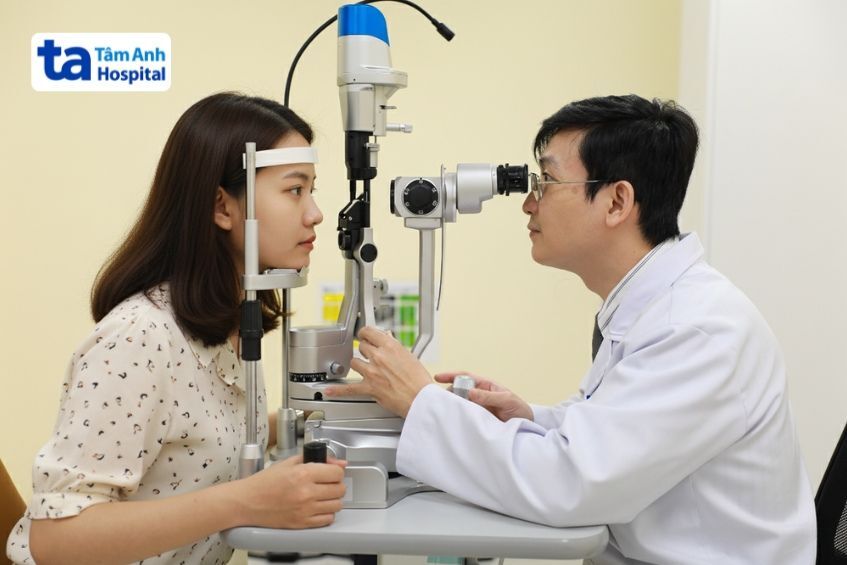 Bác sĩ kiểm tra tình trạng mắt