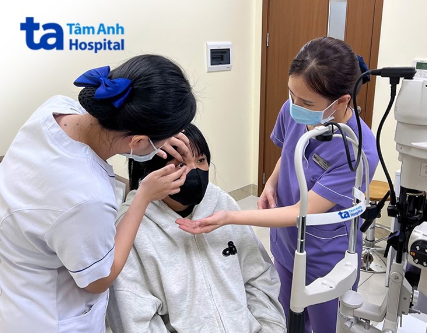 kỹ thuật viên khúc xạ đang đeo thử kính tiếp xúc cho người bệnh ; ảnh_ bệnh viện đa khoa tâm anh