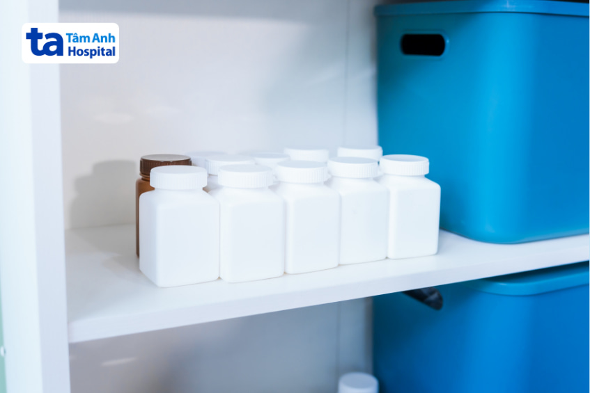 Các lọ thuốc trong tủ thuốc bệnh viện, dùng trong điều trị rối loạn mỡ máu như rosuvastatin