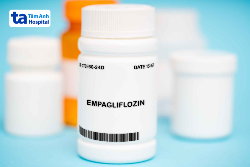 Lọ thuốc empagliflozin dạng viên trắng dùng điều trị đái tháo đường type 2