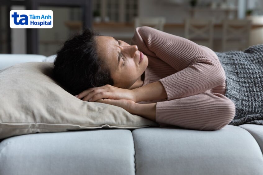 Nằm gối quá thấp dễ gây ứ trệ ở vùng đầu làm tăng cảm giác khó chịu cho người bệnh