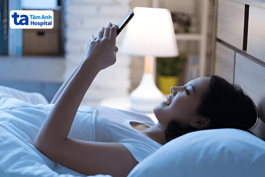 nằm ngửa và kê cao đầu