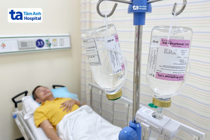 nghệ sĩ đang được điều trị nội khoa mỗi tháng định kỳ