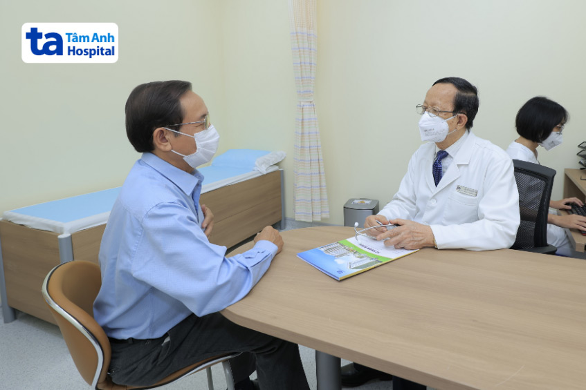 Người bệnh cao huyết áp cần thăm khám định kỳ, giúp phát hiện sớm những nguy cơ tổn thương tim mạch và điều trị kịp thời