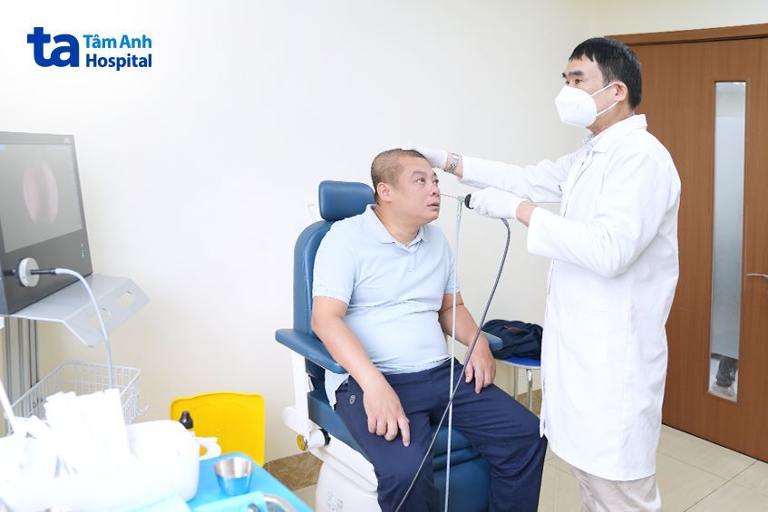 bác sĩ đang thăm khám cho bệnh nhân