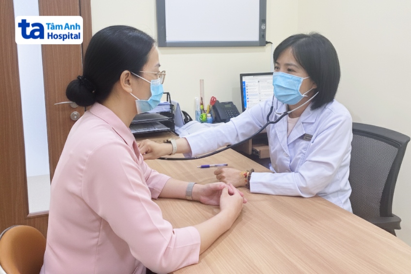 người bệnh được thăm khám tuyến giáp