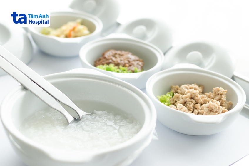 người bị ngộ độc thực phẩm chỉ nên ăn những món dễ tiêu hóa