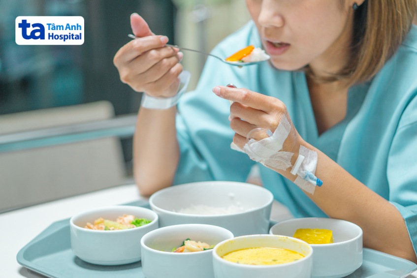 người bị ngộ độc thực phẩm nên ăn từng ít một, tránh ăn quá no