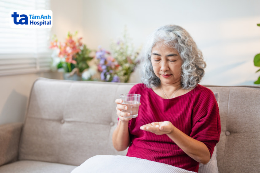 Người lớn tuổi uống thuốc theo chỉ định để điều trị tăng cholesterol và ngăn ngừa bệnh tim mạch