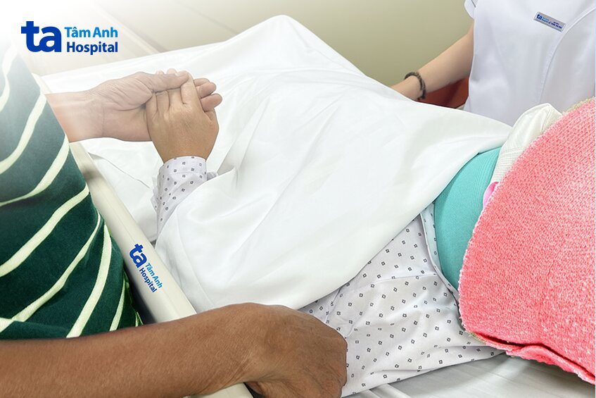 người nhà động viên sau xạ trị