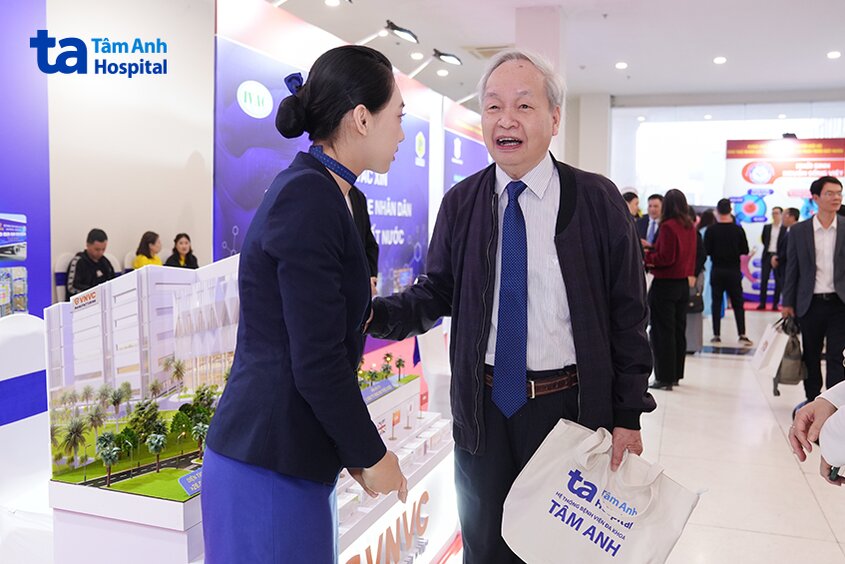 nhân viên tại triễn lãm chăm sóc khách hàng