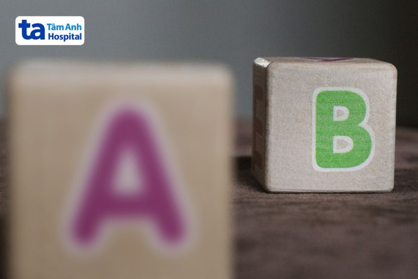 Khi bị viễn thị nhìn vật ở gần bị mờ không rõ ràng