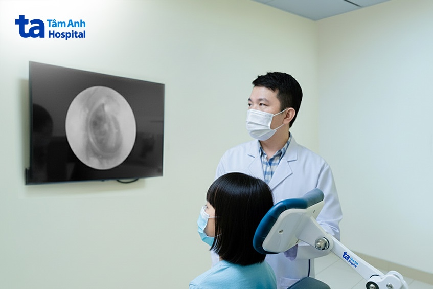 nội soi tái khám cho bé Hân