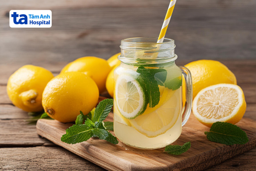 Nước chanh tươi với lá bạc hà giúp giải độc gan và hỗ trợ trị sỏi mật.