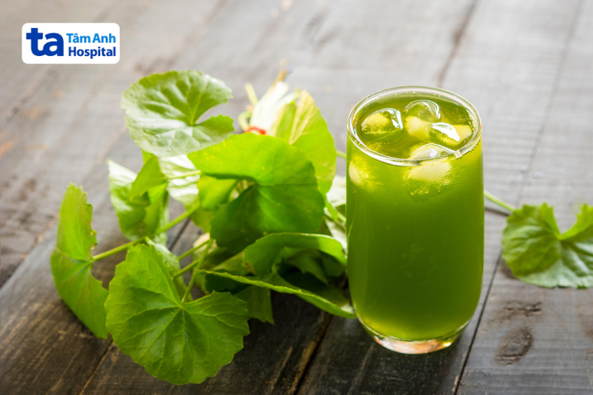 Nước rau má tươi mát giúp thanh lọc gan mật, hỗ trợ điều trị sỏi mật.
