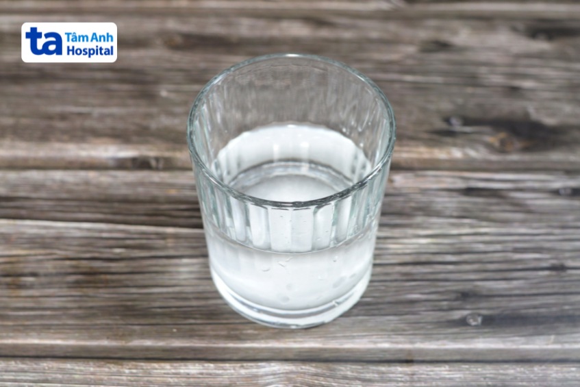 oresol giúp người bị ngộ độc bổ sung các chất điện giải quan trọng như natri, kali, clorua