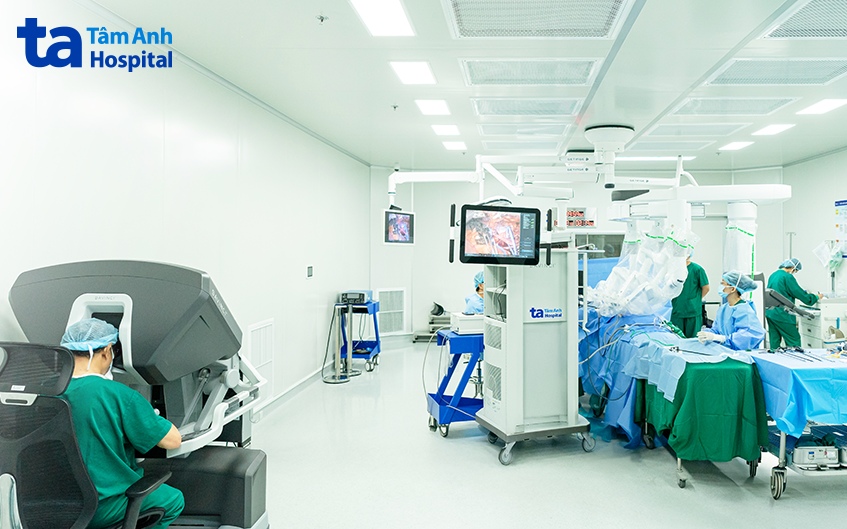 pgs vũ lê chuyên (trái) ngồi buồng điều khiển robot da vinci xi thực hiện ca phẫu thuật ung thư tiết niệu. ảnh_ bệnh viện đa khoa tâm anh
