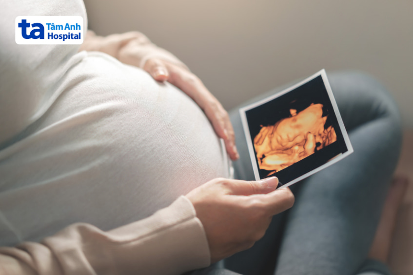 Phụ nữ mang thai cầm ảnh siêu âm, cân nhắc dùng rabeprazole theo chỉ định bác sĩ