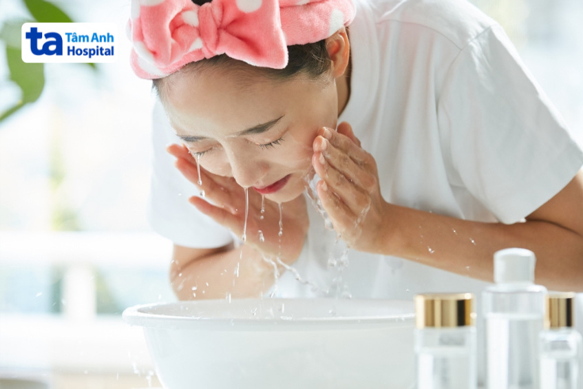 rửa mặt quá nhiều lần trong ngày